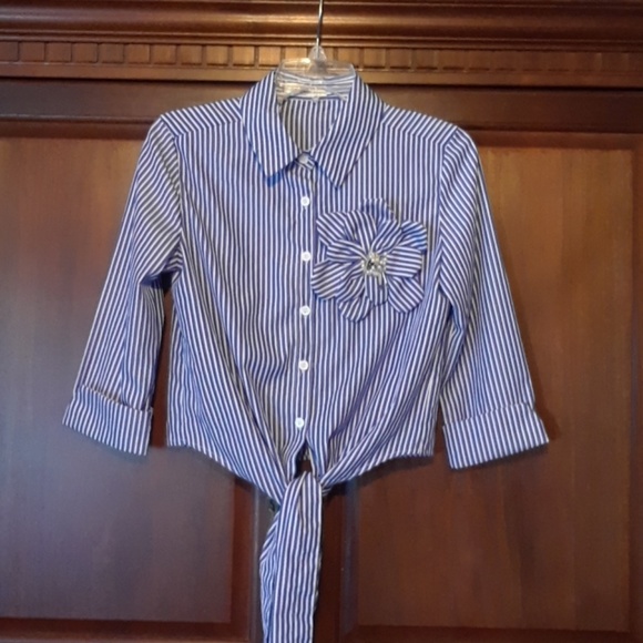 Chic Blouse - Picture 2 of 6